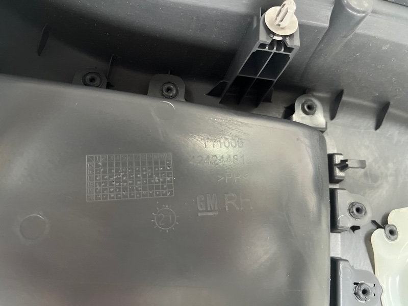Обшивка боковой двери передняя правая Chevrolet Bolt EV 2021 EV ELECTRIC