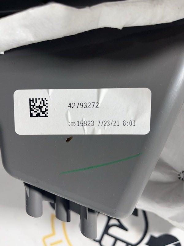 Запчасть накладка на порог салона левая Chevrolet Bolt EUV 2021 EUV ELECTRIC 42793272 Б/У Накладка на порог салона левая Chevrolet Bolt EUV 2021 EUV ELECTRIC 42793272 Б/У